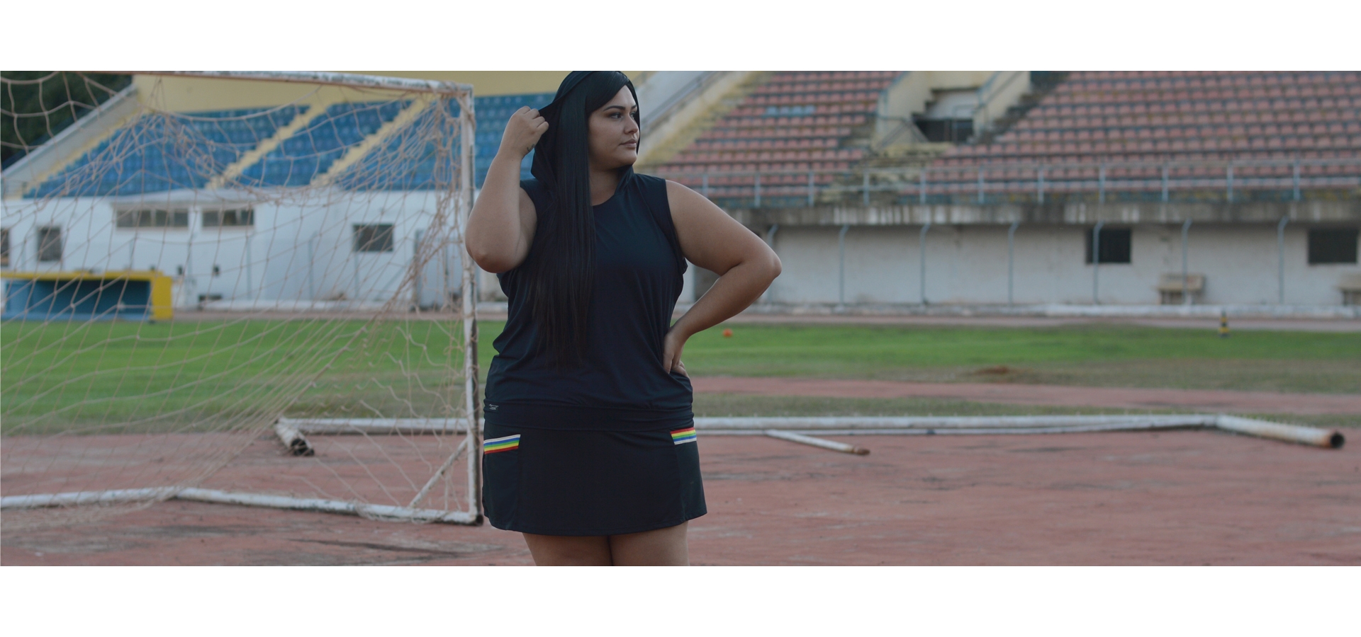 Saia short plus size com recortes colorido-Preto