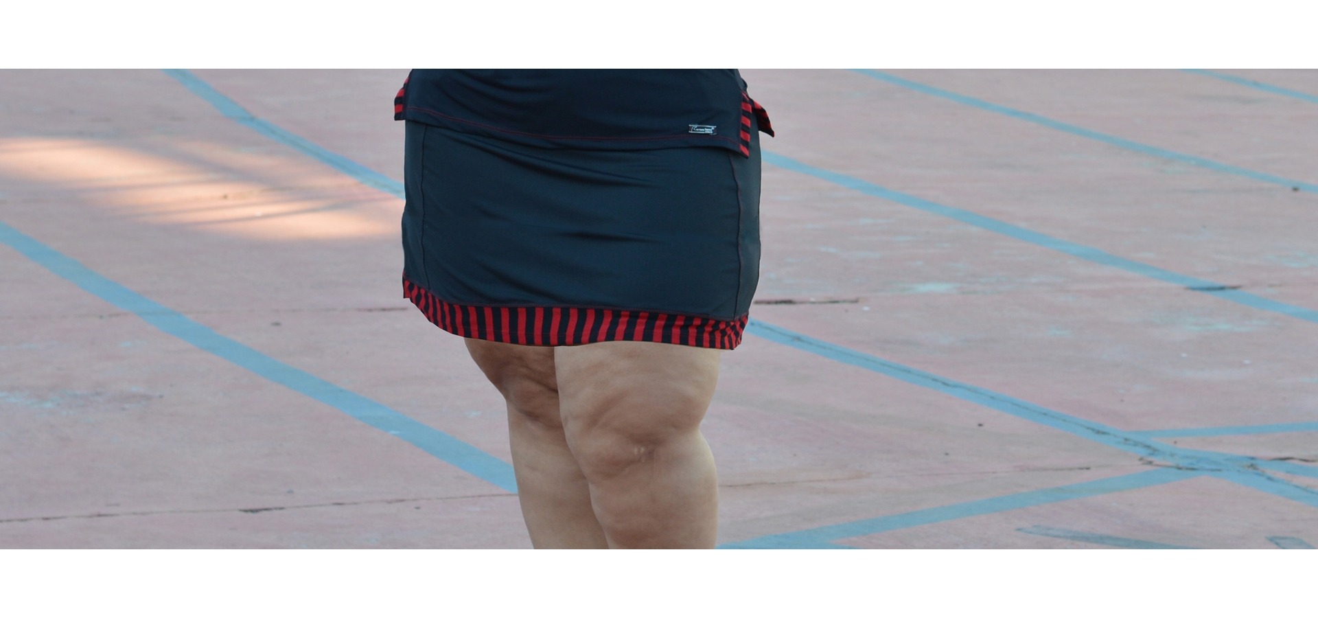 Saia short plus size com recortes-Preto