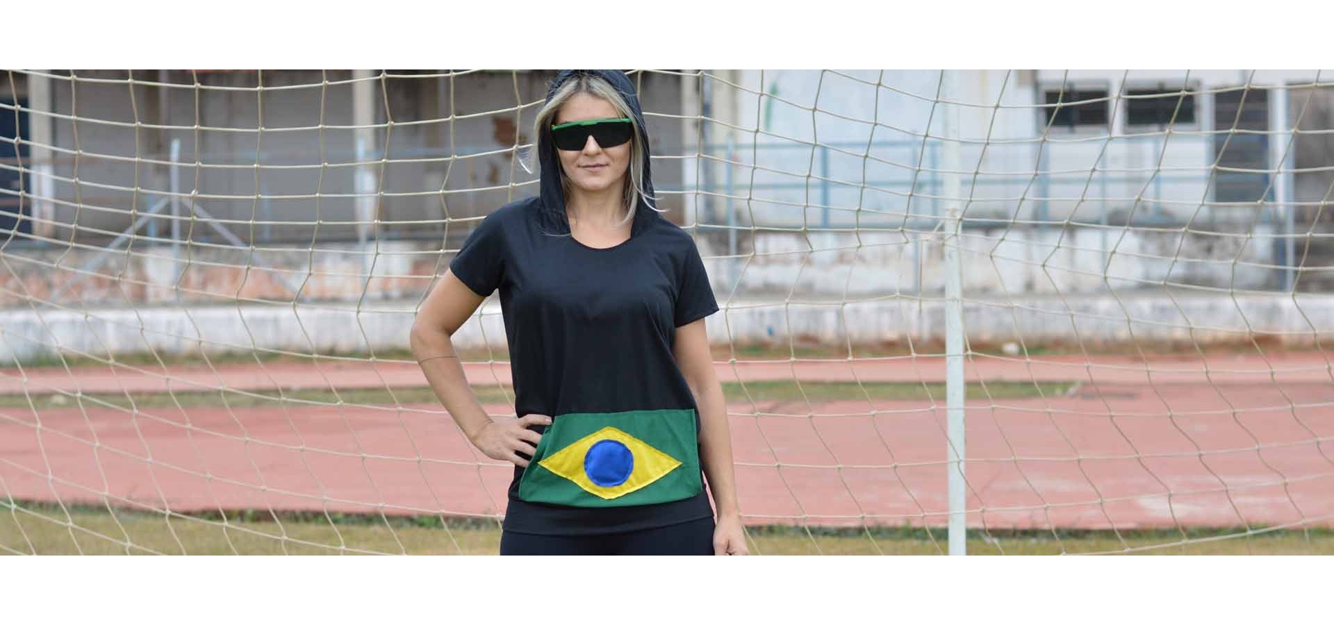 T-Shirt Brasil com capuz e bolso com bandeira-Preto