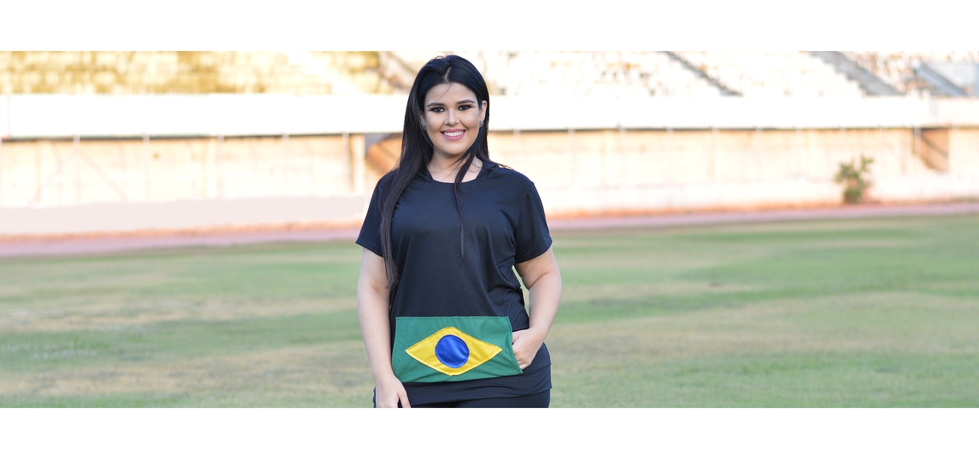 T-Shirt Brasil com capuz e bolso com bandeira plus size-Preto