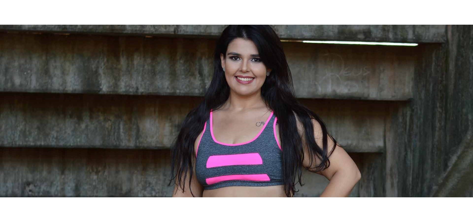 Top alça com recorte colorido plus size-Cinza
