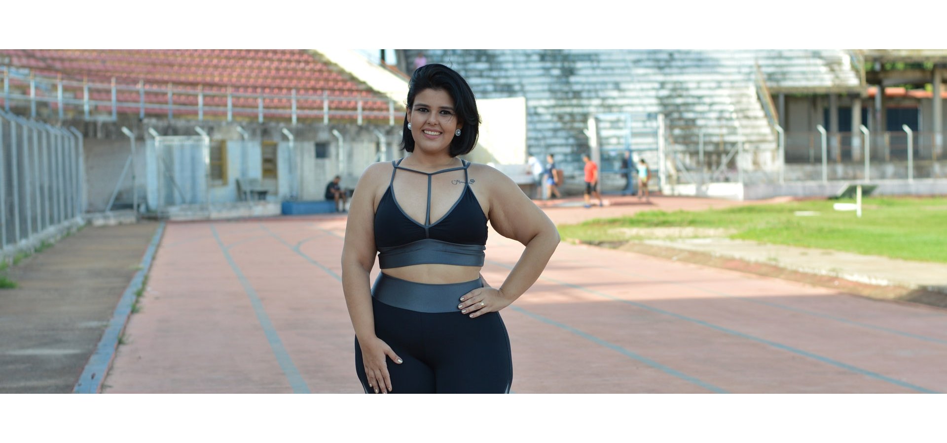 Top cropped plus size com tirinhas-Preto