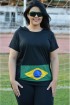T-Shirt Brasil com capuz e bolso com bandeira plus size-Preto